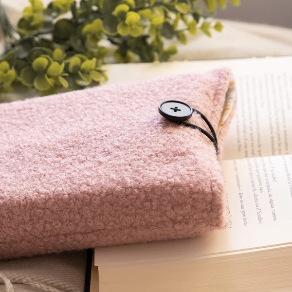 Funda literaria acolchada, hecha a mano, diseñada para proteger tus libros.