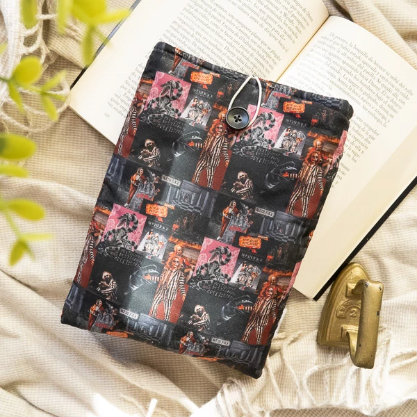 Funda literaria acolchada, hecha a mano, diseñada para proteger tus libros.