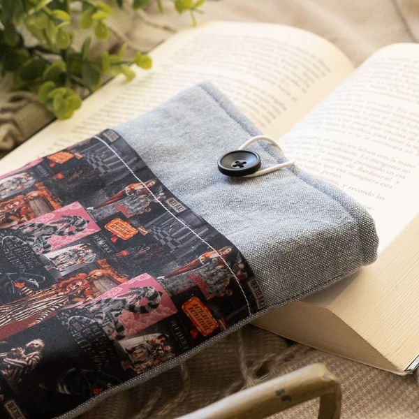 Funda literaria acolchada, hecha a mano, diseñada para proteger tus libros.