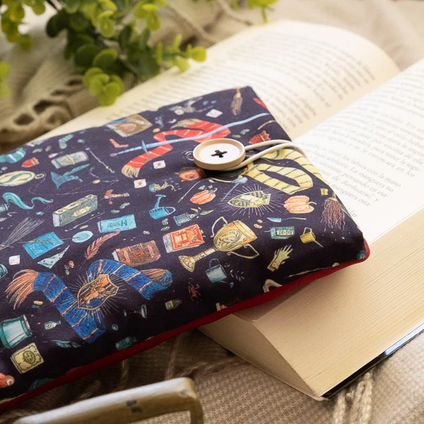 Funda literaria acolchada, hecha a mano, diseñada para proteger tus libros.