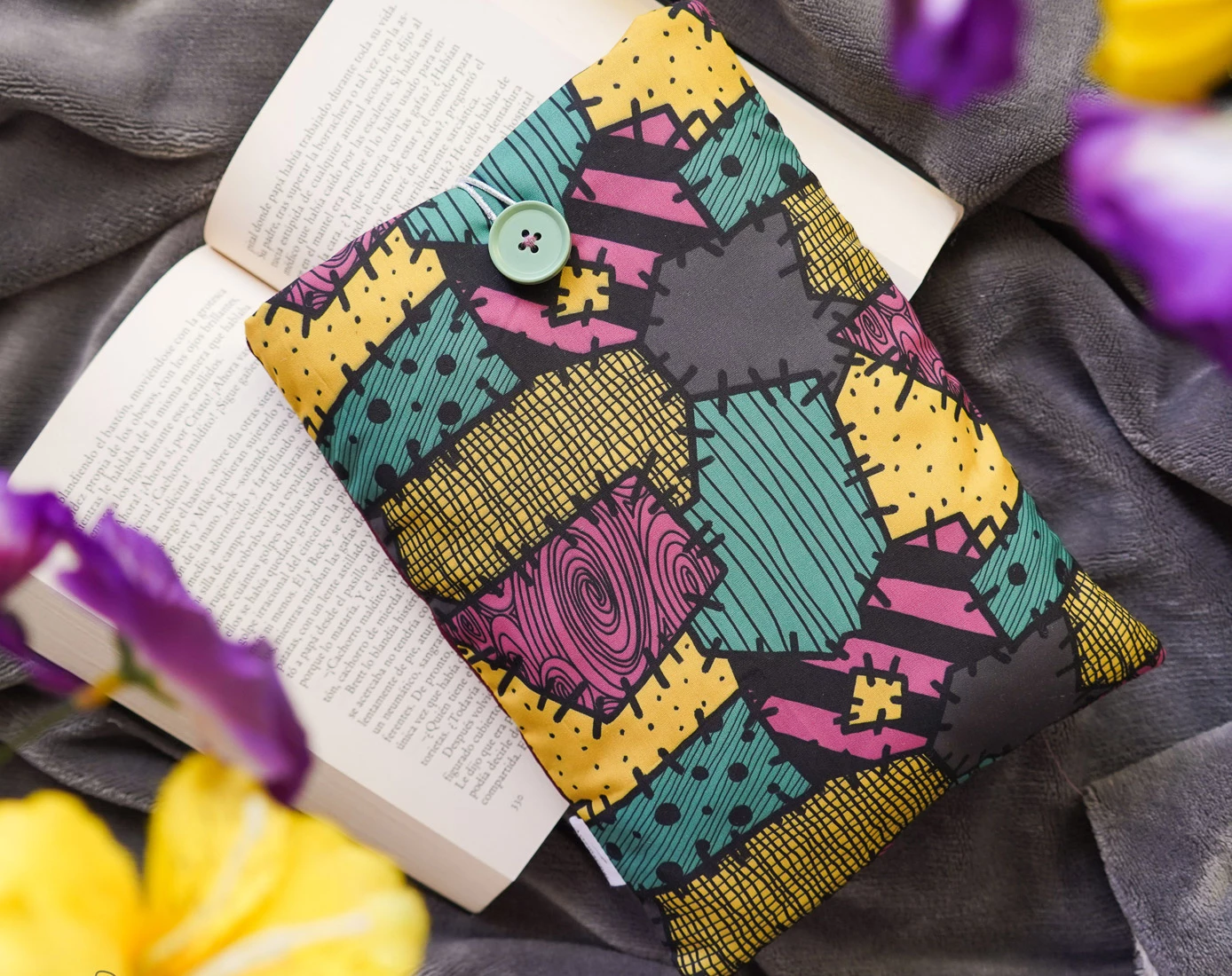 Funda literaria acolchada, hecha a mano, diseñada para proteger tus libros.