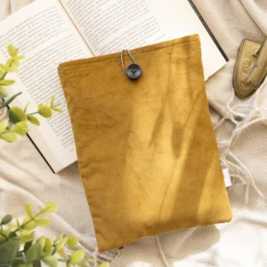 Funda literaria acolchada, hecha a mano, diseñada para proteger tus libros.