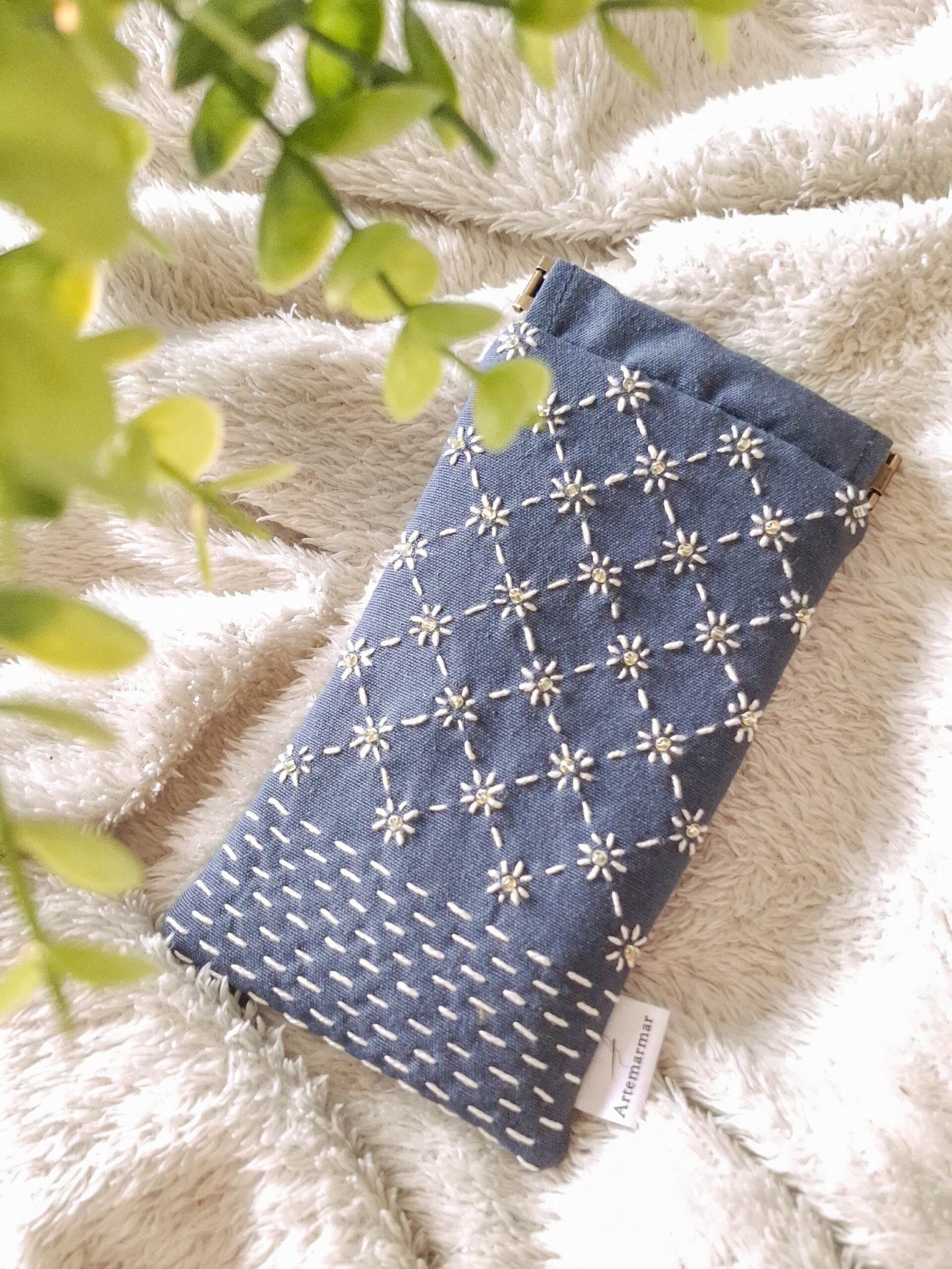 Funda para gafas artesanal hecha con la técnica de sashiko