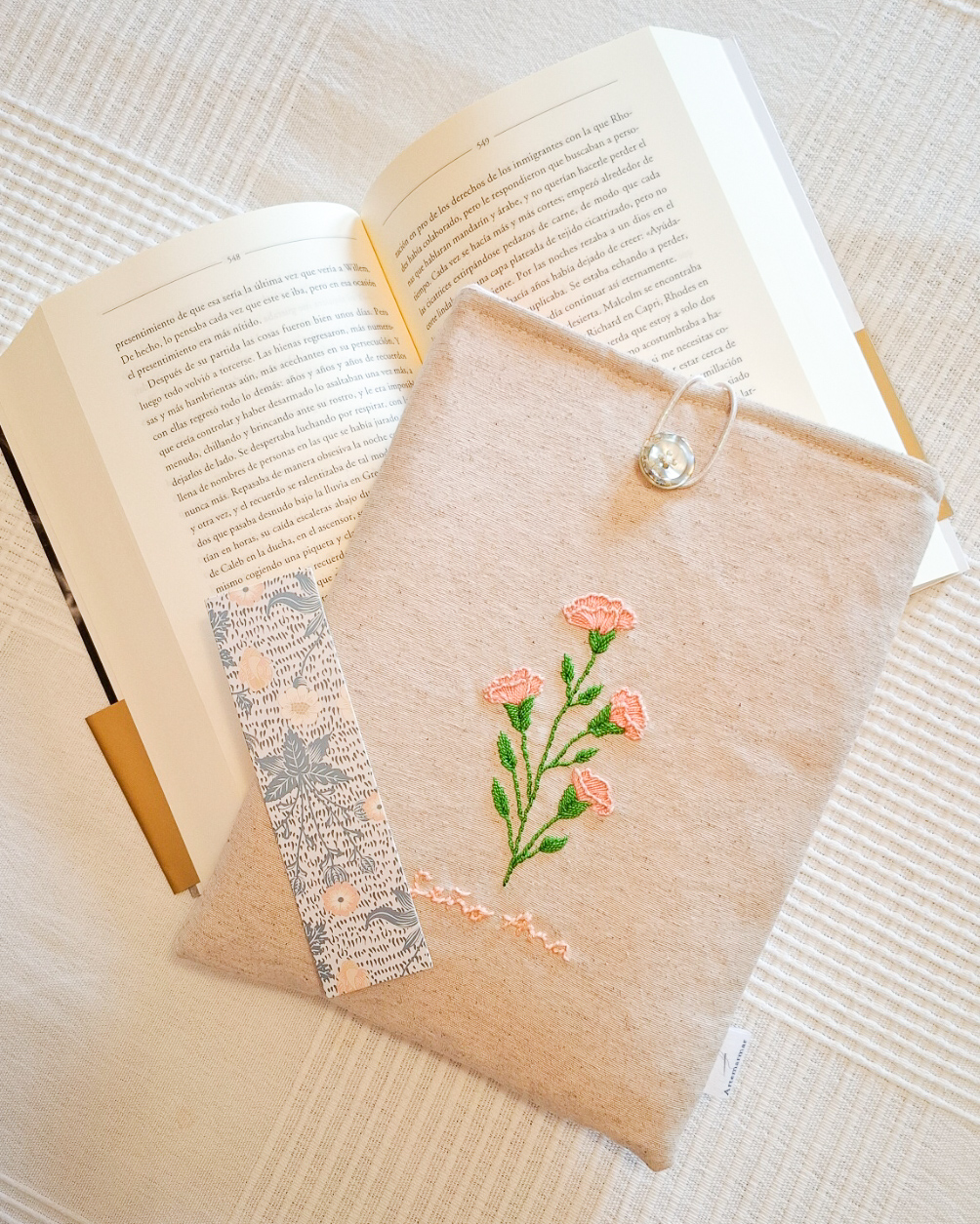 Funda para libros con bordado personalizado. Bordado floral.