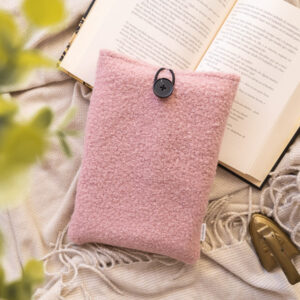 Funda literaria acolchada, hecha a mano, diseñada para proteger tus libros.